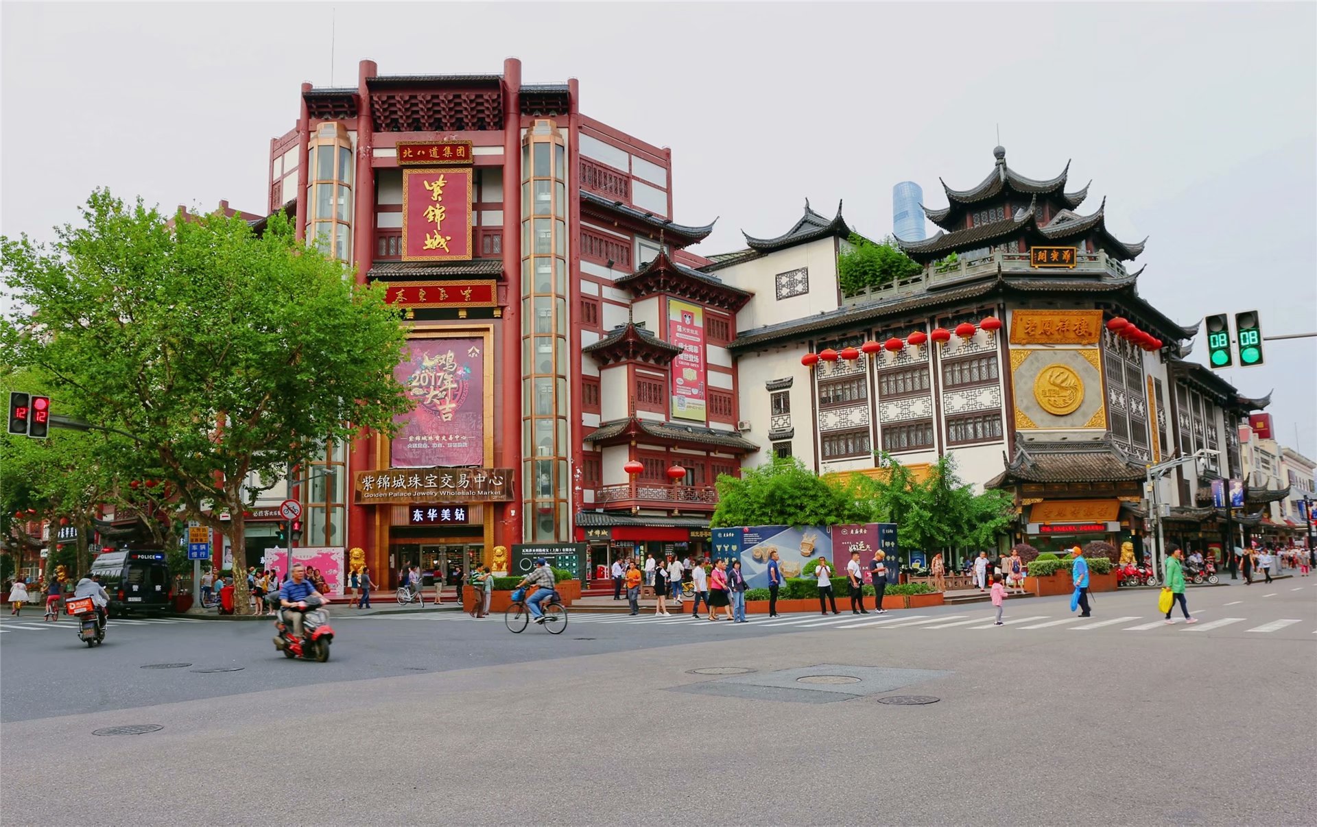 原本是祭祀之地，如今已成为遐迩闻名的美食街