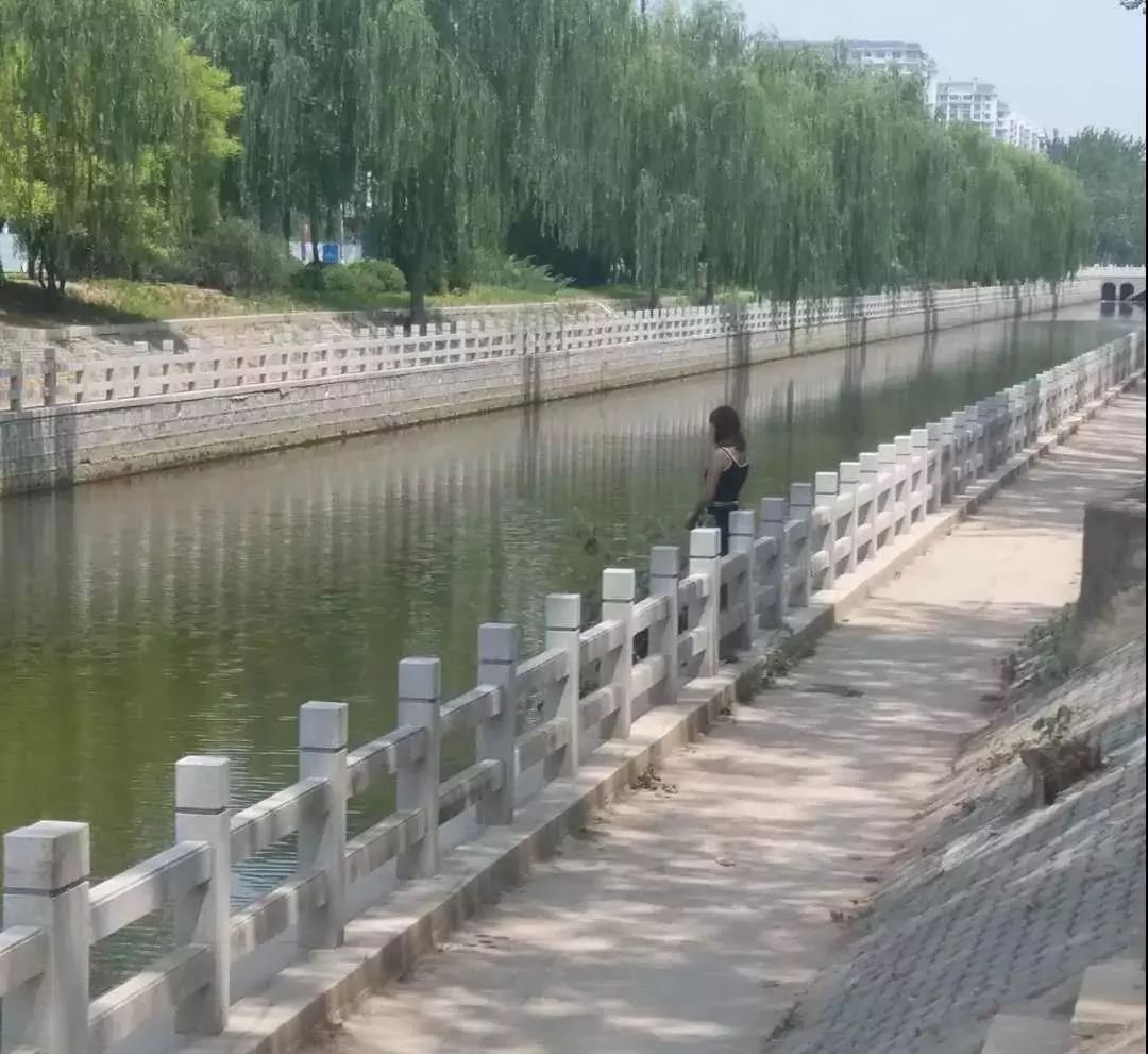 该女孩到达二中西景观河时,欲跳河轻生,因所处的位置无法使用救援器械