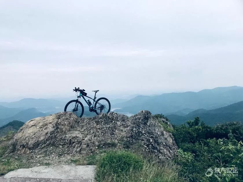 充实这位宁波小哥端午假期骑上慈溪第一高峰