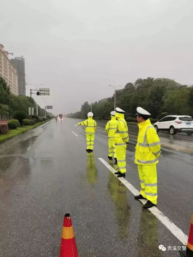 高考第二天风雨无阻交警雨中执勤演绎别样风采