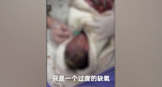                     刚出生的婴儿被弃臭水沟，清洁工发现时已危在旦夕满是苍蝇蛆卵