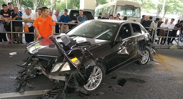 共和新路土方车撞上奔驰车 奔驰车失控侧翻