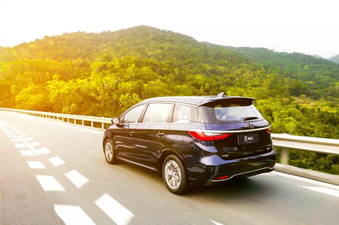 【迪车微课堂】汽车爆胎怎么办?