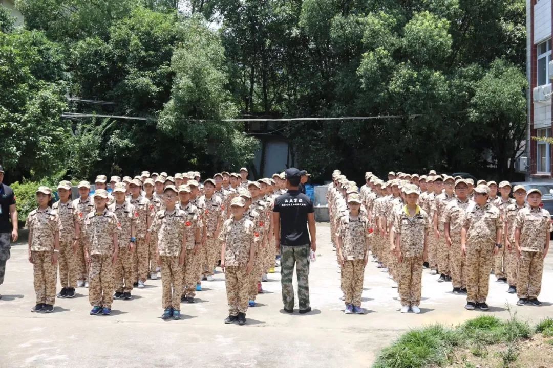 文化和训练等元素,学习世界童军的训练方法,结合青少年体能,心理现状