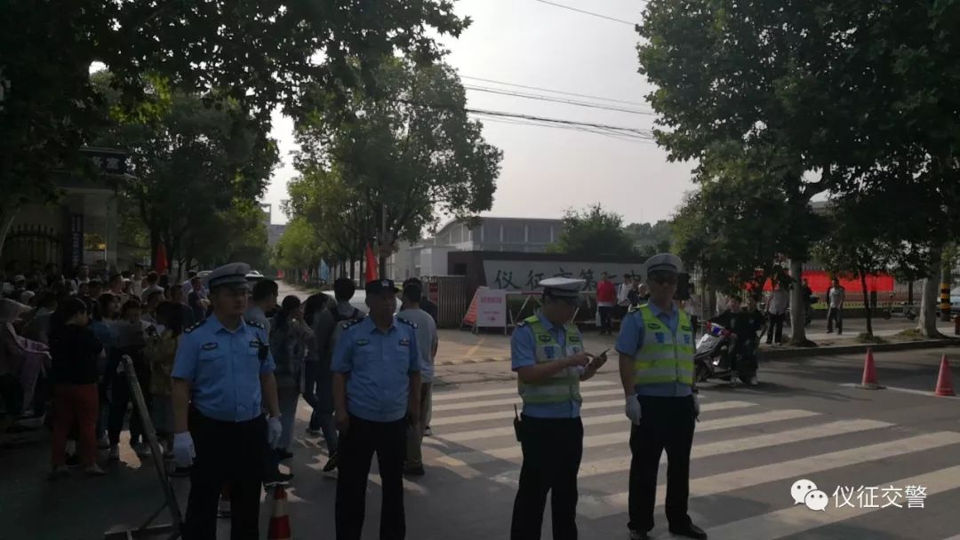 仪征交警为高考全力护航!