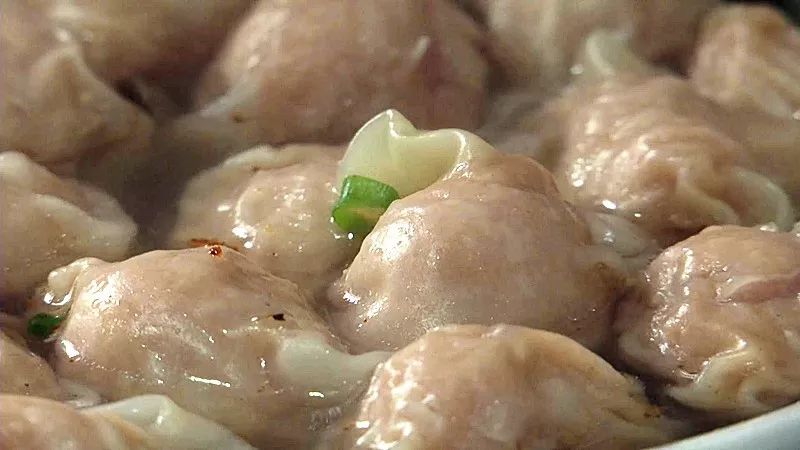 扁肉关键在皮儿上,打好的肉泥烂如绵,粘如糊,「水吉扁肉」的肉馅不用