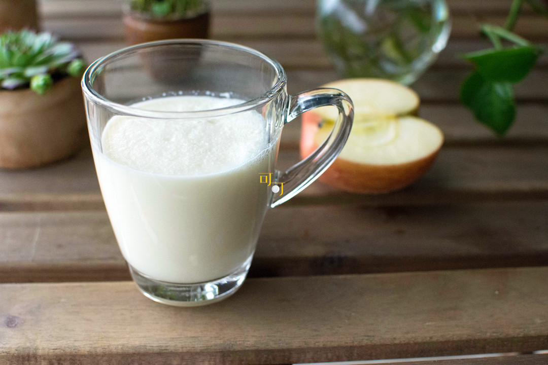 夏天,用苹果和牛奶打一杯果汁奶,让早餐营养更丰富,味道更好
