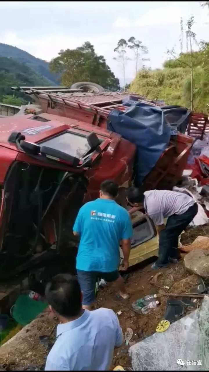 信宜合水大水岭一拉三华李货车翻车,2人被困.