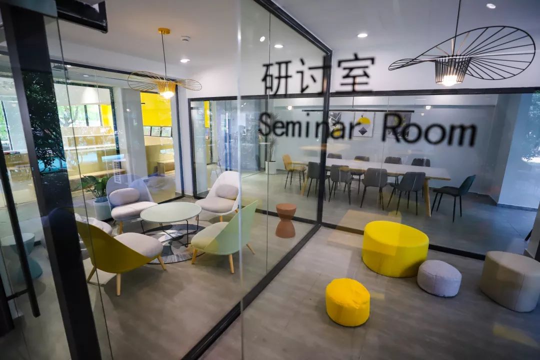 interactive zone entrepreneur office zone study and seminar room