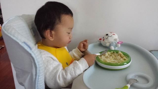                     孩子嘴里酸臭？20年老中医：不怪不刷牙，是因为这个习惯引起的