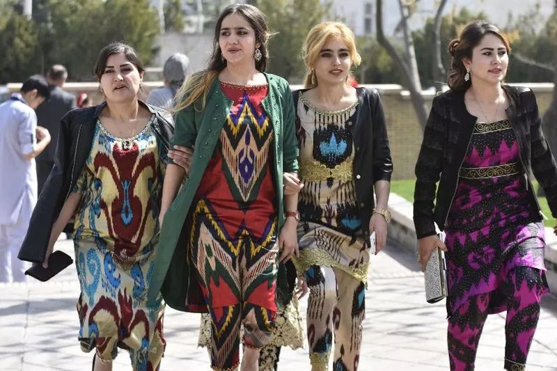 (塔吉克人路人(土库曼斯坦政府工作者(乌兹别克女学生)其服饰特点是