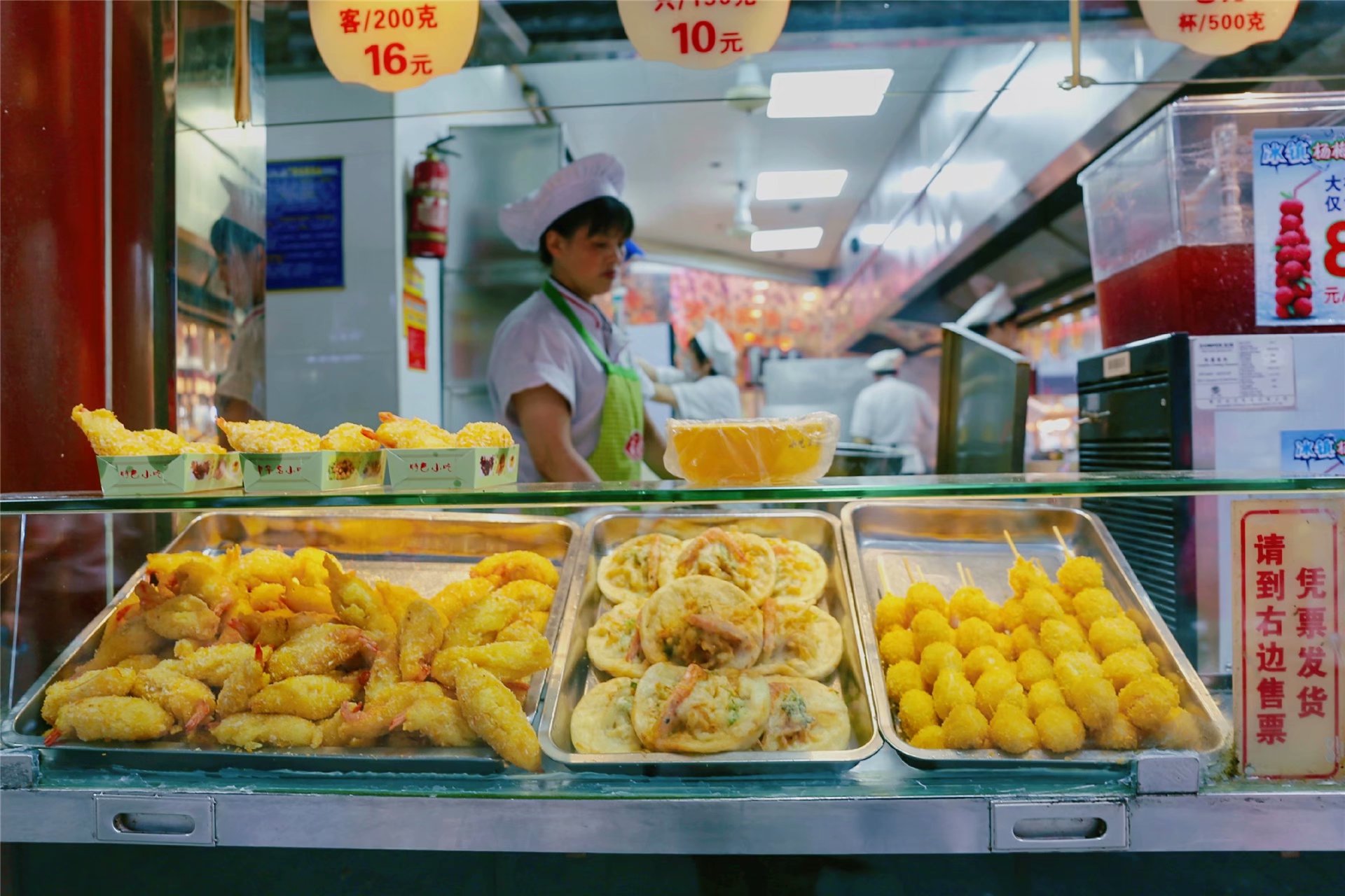 原本是祭祀之地，如今已成为遐迩闻名的美食街