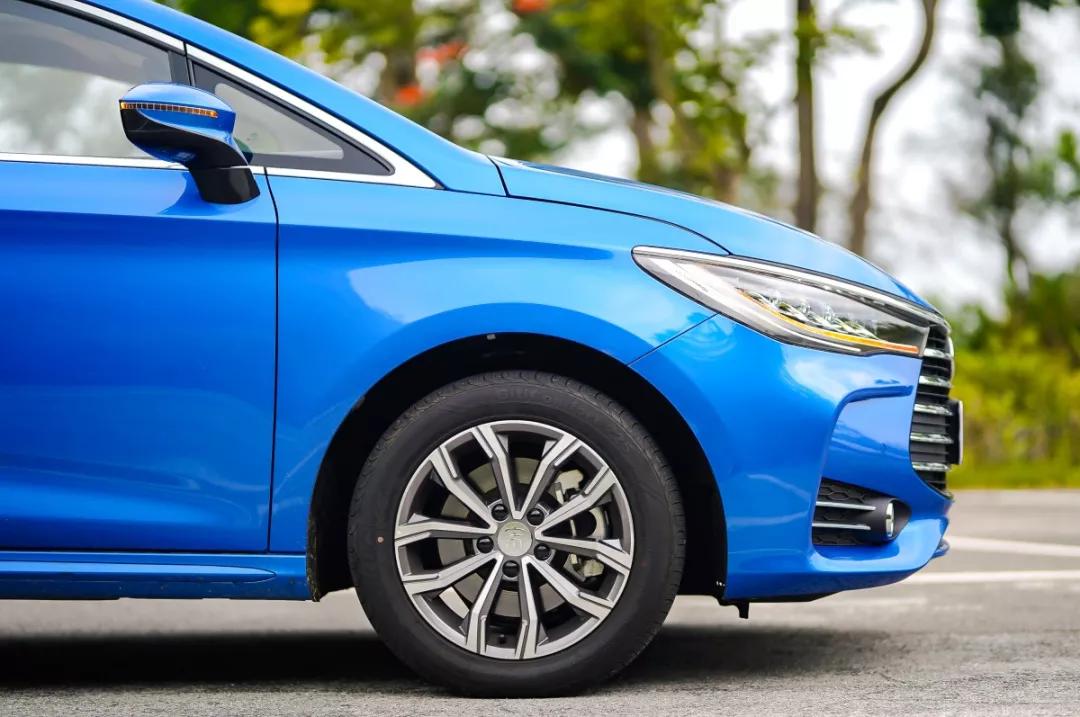 【迪车微课堂】汽车爆胎怎么办?