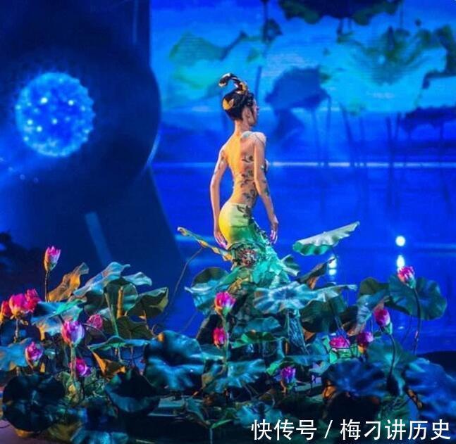 原来杨丽萍的舞蹈衣都是手绘,并没有穿衣服,真的是厉害了