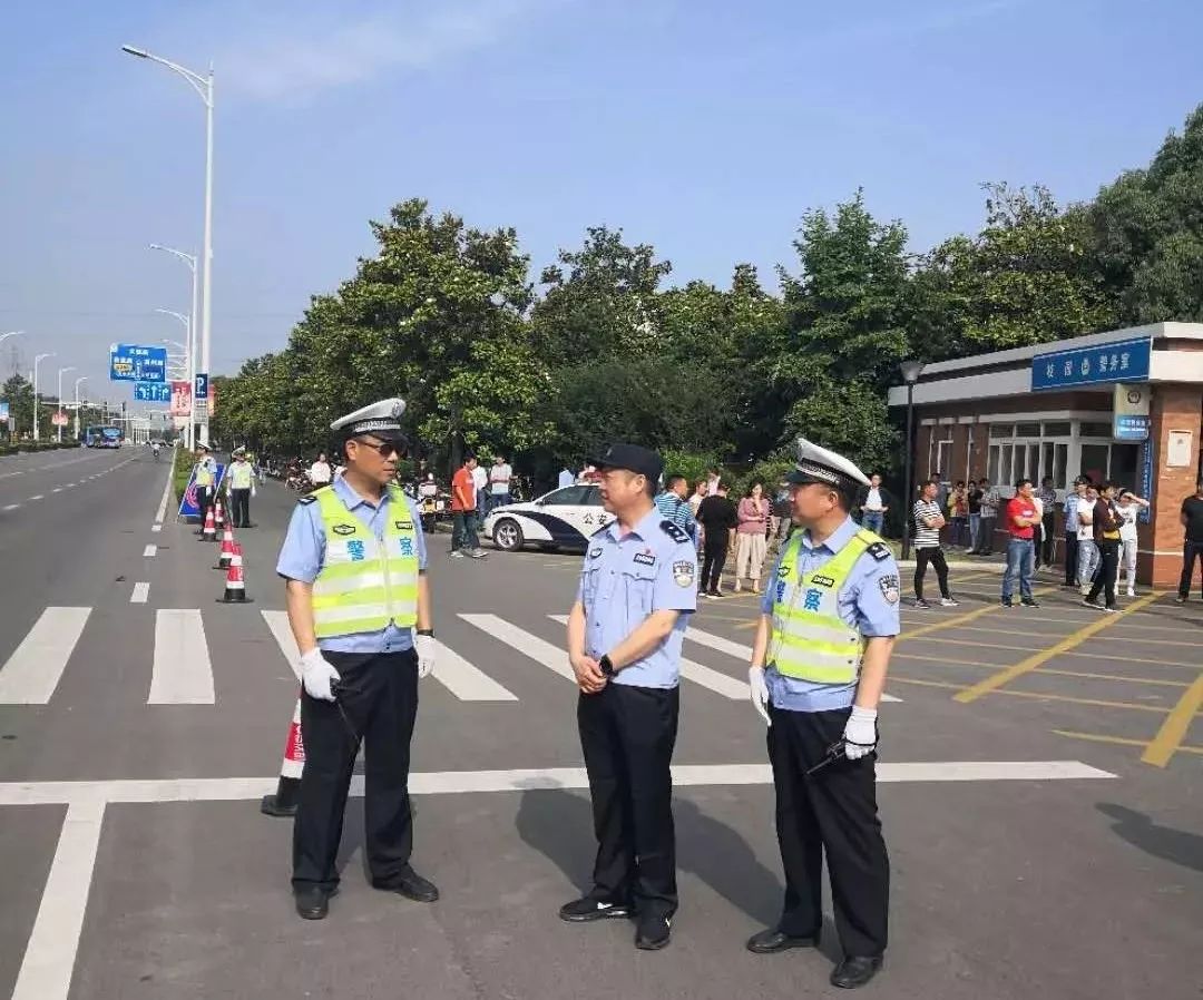 仪征市公安局交警大队大队长桑露,教导员张志宏督导考场周边交通安保