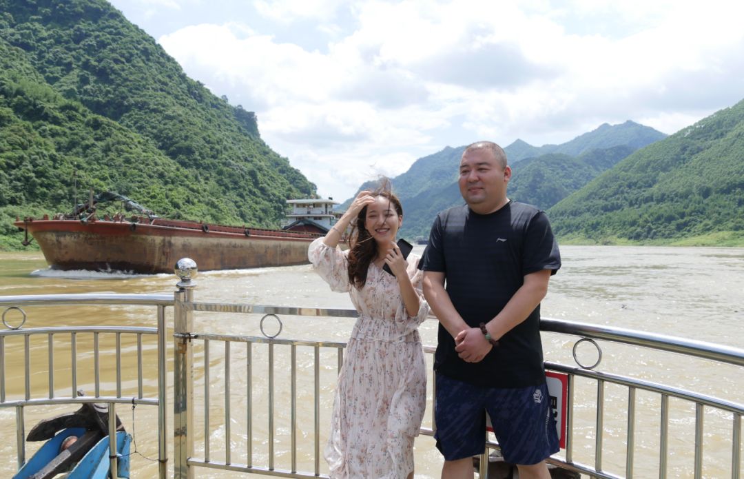 小编与美女合影一张