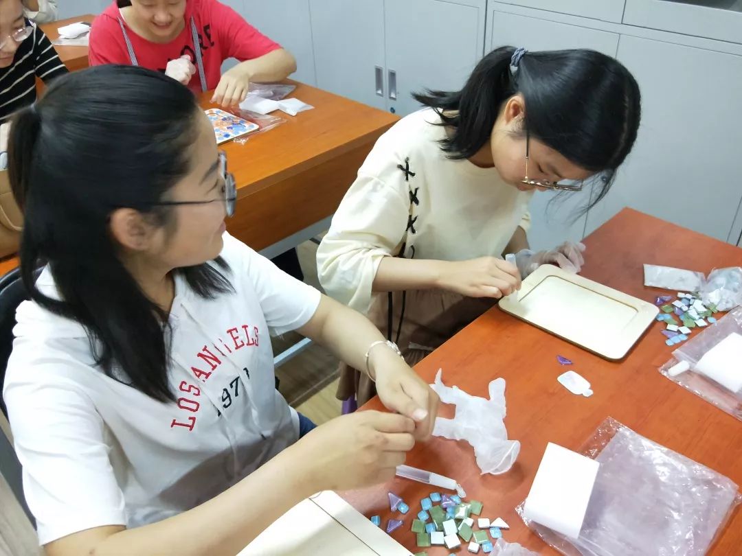 制作完成后,大家看着自己亲手装饰的相框,嘿嘿,你还别说,觉得自己做的