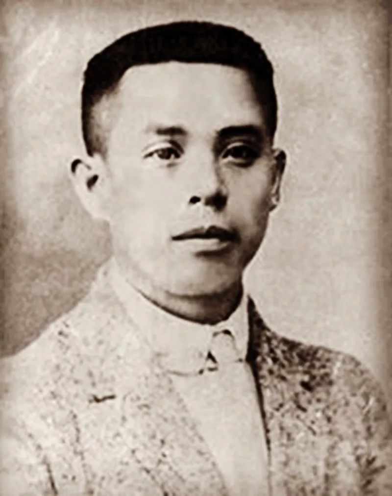 左图 杨永泰右图 魏邦平1918年10月17日,广州市政公所发出第1号布告