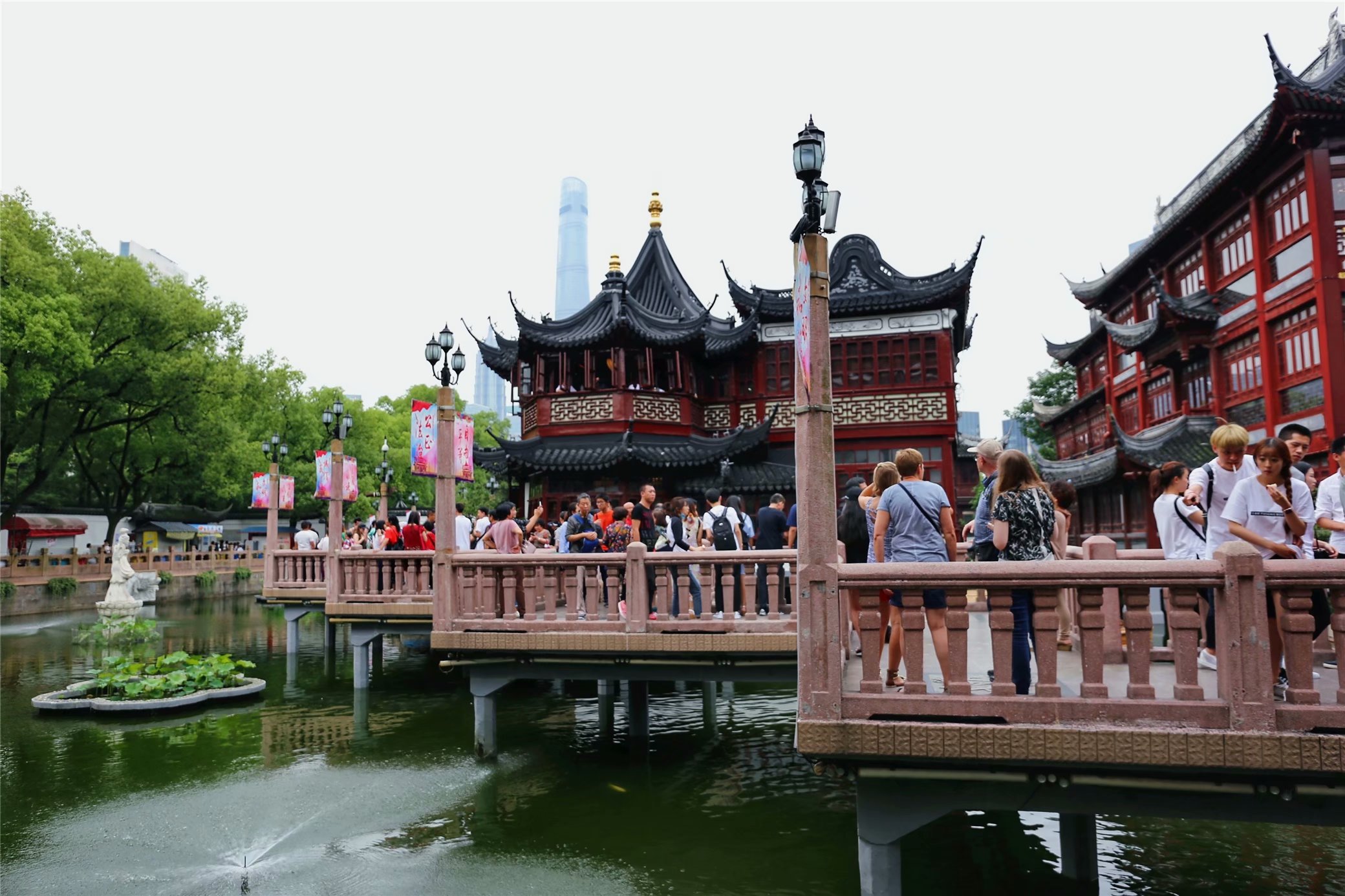 原本是祭祀之地，如今已成为遐迩闻名的美食街