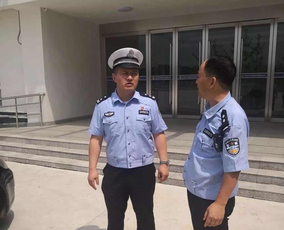 仪征市公安局交警大队大队长桑露,教导员张志宏督导考场周边交通安保