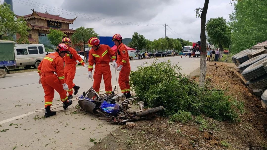 都昌大沙发生一起严重车祸.