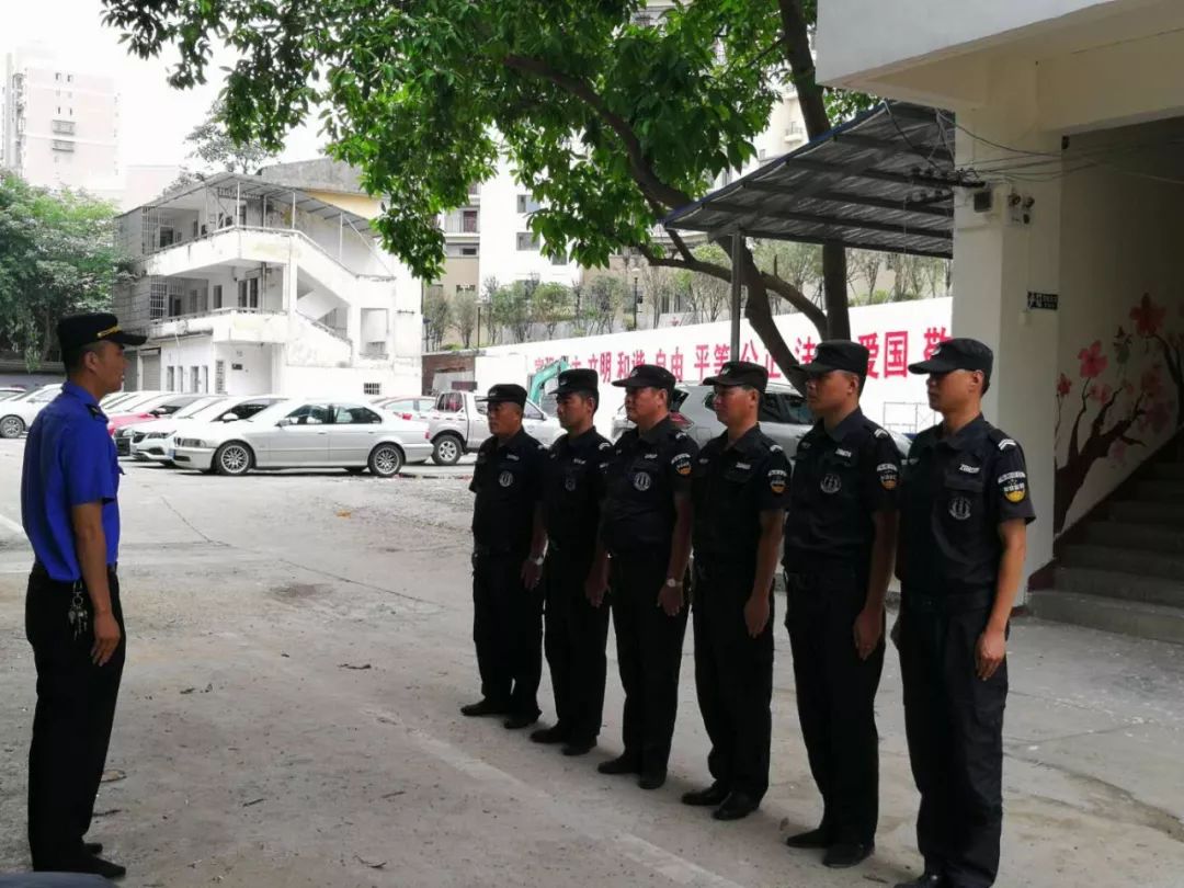 章贡区城市管理行政执法大队机动中队日巡组整队出发.
