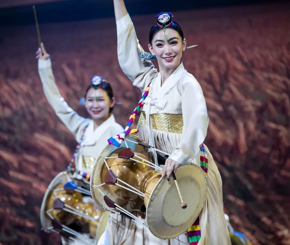 中国朝鲜族农乐舞《丰收的大地》新疆维吾尔木卡姆艺术《拉克木卡姆