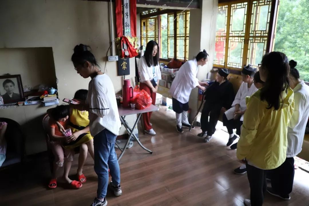 丈夫睡觉有一个"奇葩癖好,小妾有苦难言,装疯卖傻也要离开他