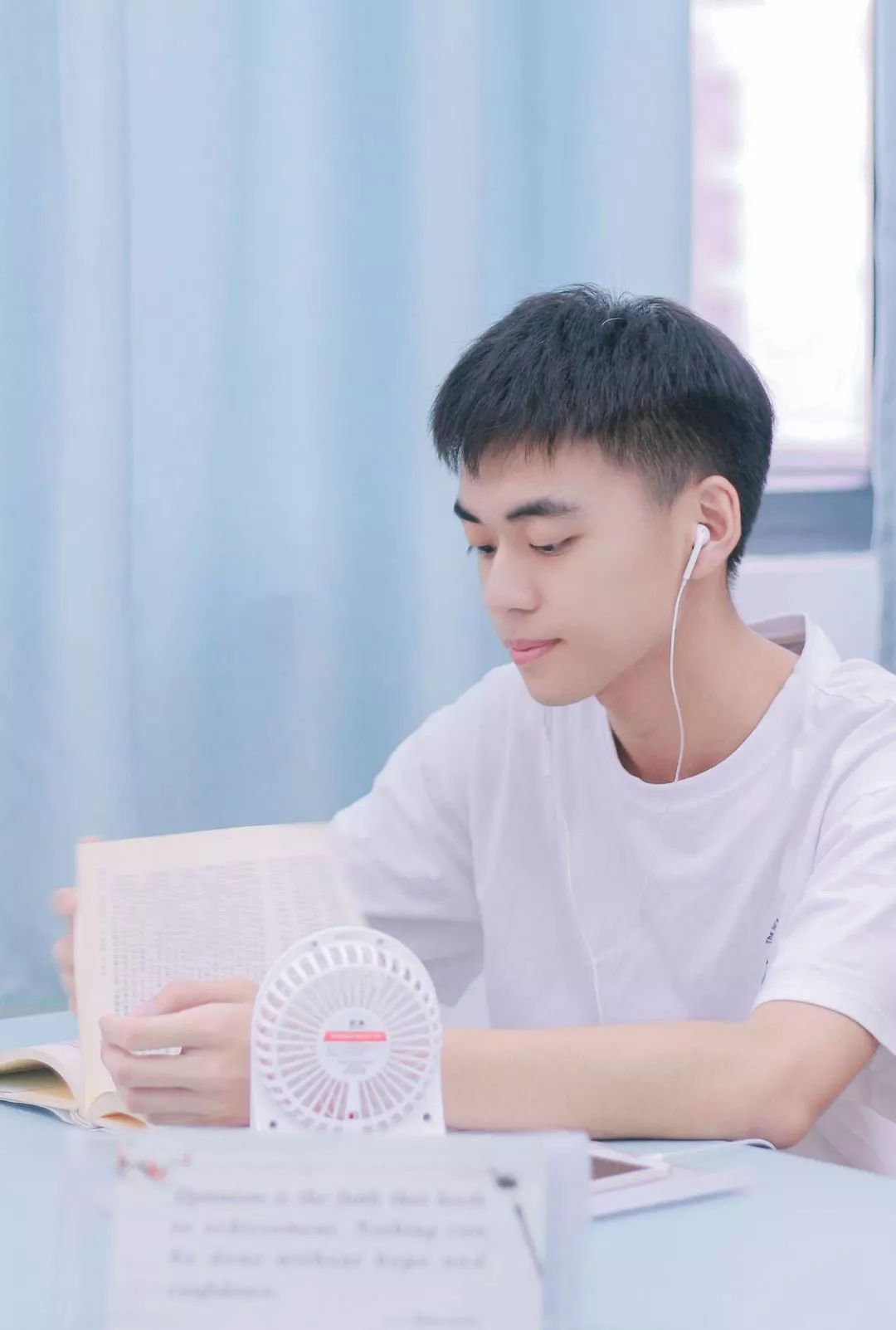 出镜者:洪嘉骏好学 博闻 进取文静男孩oo去追逐风吧踩着滑板的少年