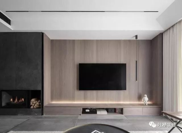 电视背景墙是胡桃木饰面定做的,造型简洁流畅的电视柜.