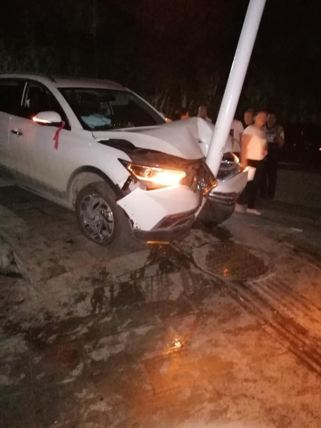 了解,该车是为了让行其他车辆,一不小心把油门当刹车才导致事故的发生