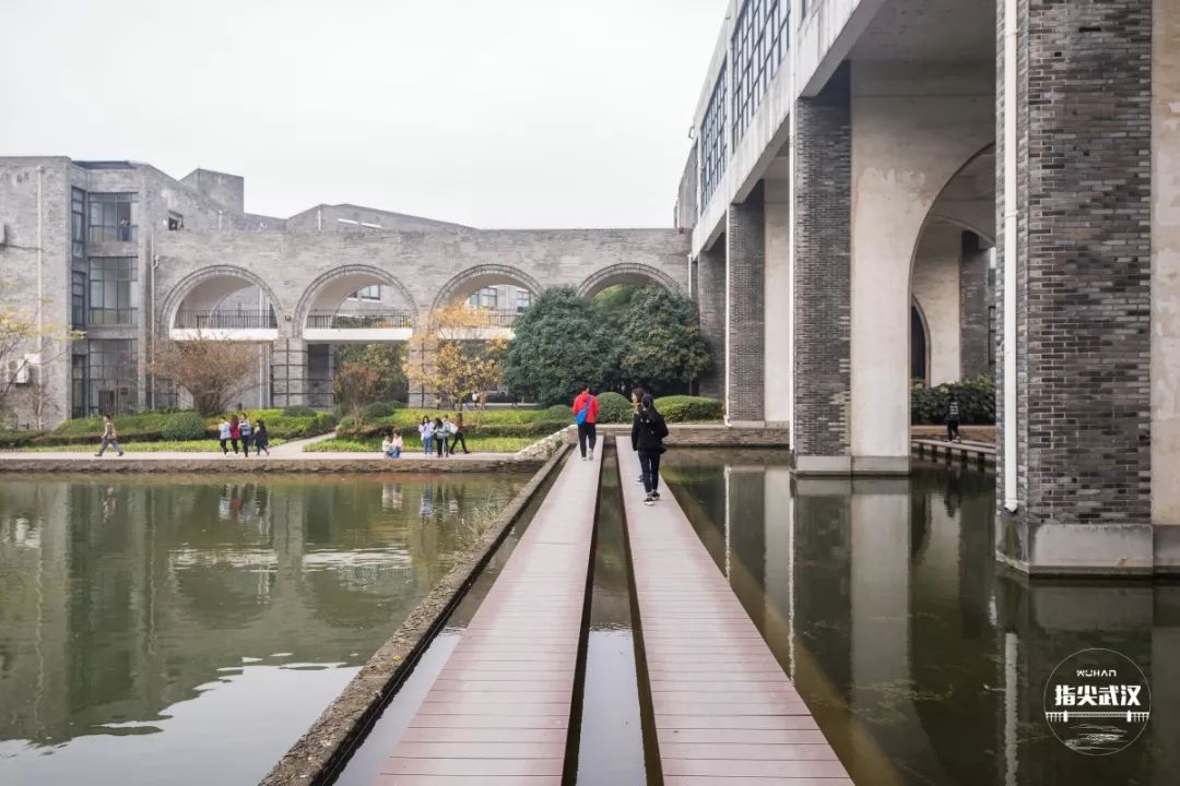 我在汤逊湖畔的华农楚天学院剪一段复古的小时光