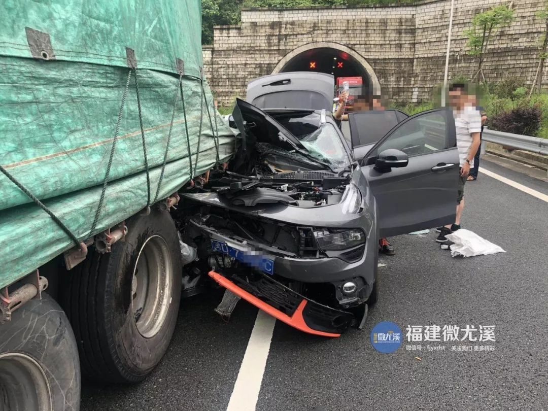 三明高速一隧道口发生车祸!车头撞烂,有人被困!