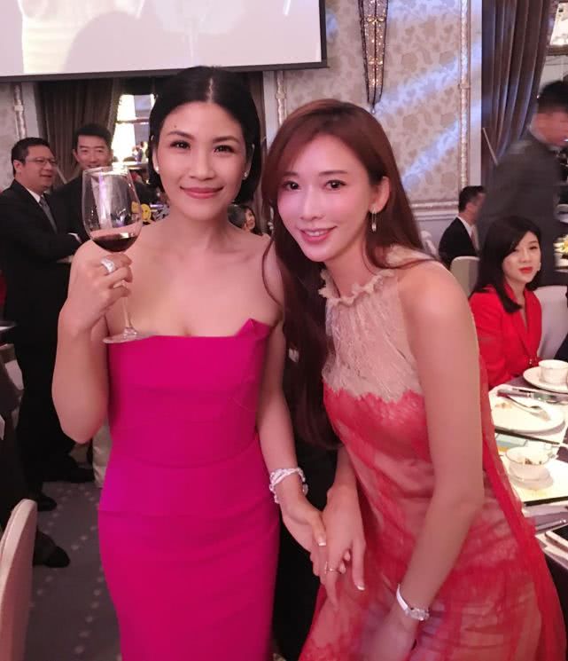 林志玲婚后穿红衣首现身,满面通红似被灌了不少酒