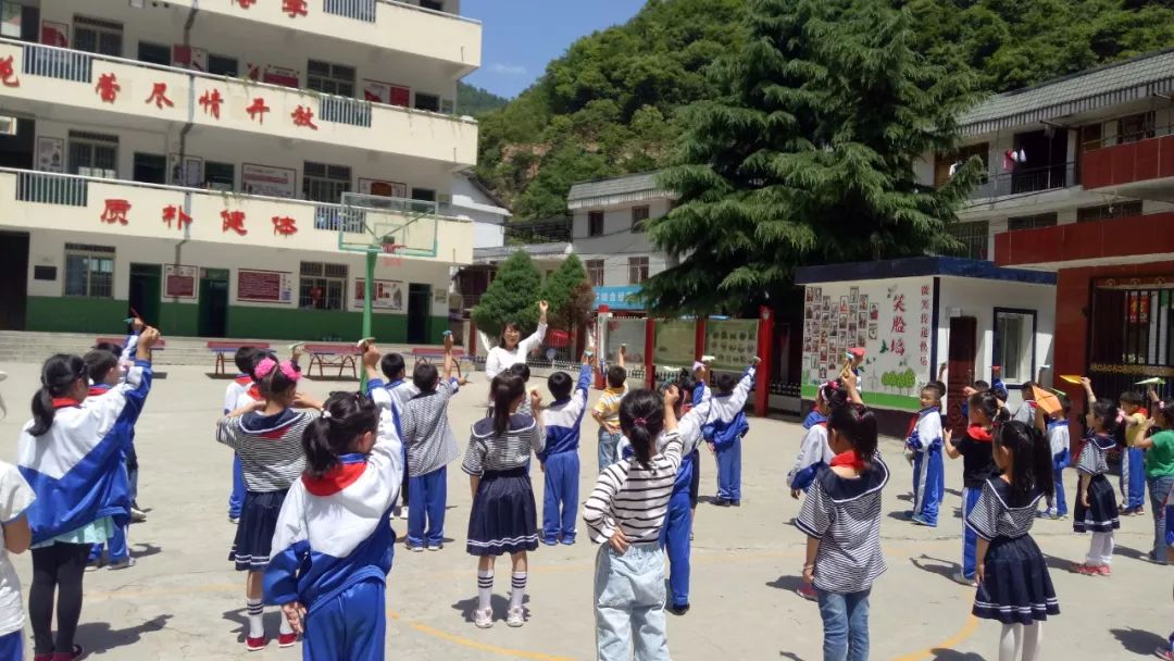 李沧白杨爱心连青岛汾阳路小学捐赠白杨小学50只乒乓球拍和10盒乒乓球