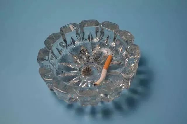 烟灰缸里放一张纸巾用途真厉害我也是刚知道解决了一个难题