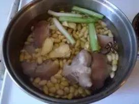 猪脚怎么煲汤才浓白 10a2cf37d3464cfc9a21e04accd7c168.jpeg