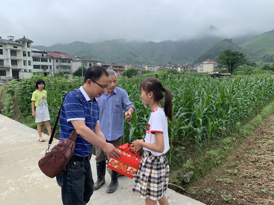 中心小学党员刘俊,胡群量在家访通过学校党支部"风情音坑·留守有我"