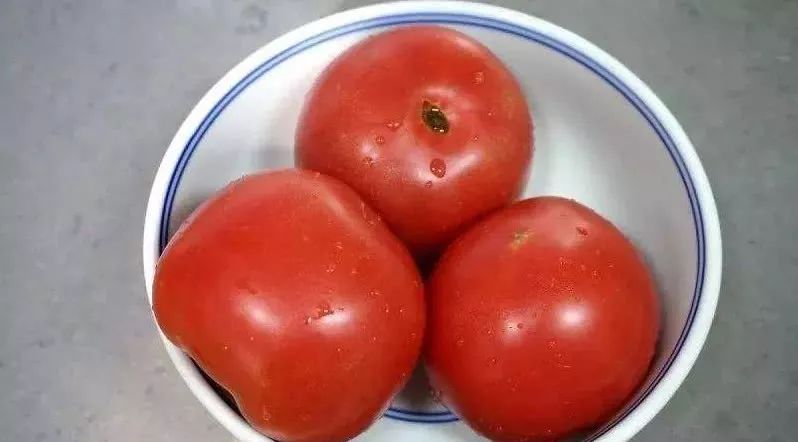 去菜市场买西红柿,多做这3个动作,要是打了激素,一下分辨出来