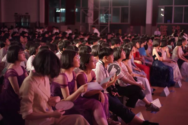 青春心向党建功新时代澄潭中学举行第十二届红色经典合唱晚会