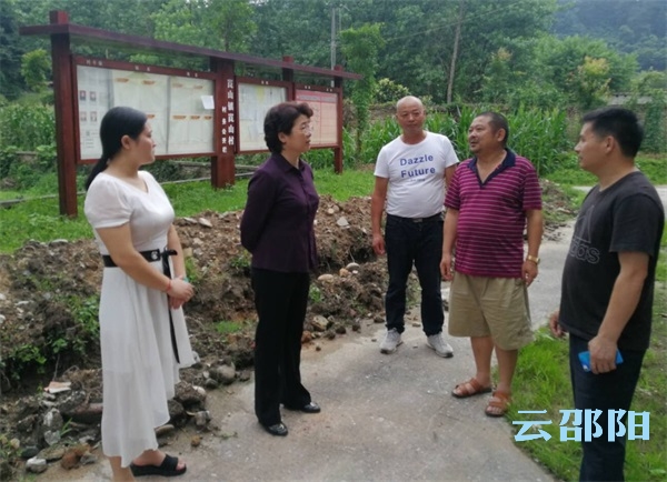 周迎春在崀山镇崀山村了解抗灾救灾情况.