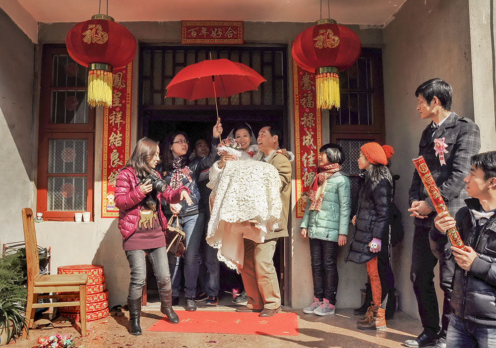女儿出嫁是好事却请人在一旁哭着唱歌这种习俗有必要存在吗