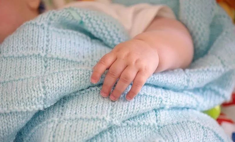                     才7个月大，女婴面临高位截瘫！家长这种“爱”，无异于谋杀