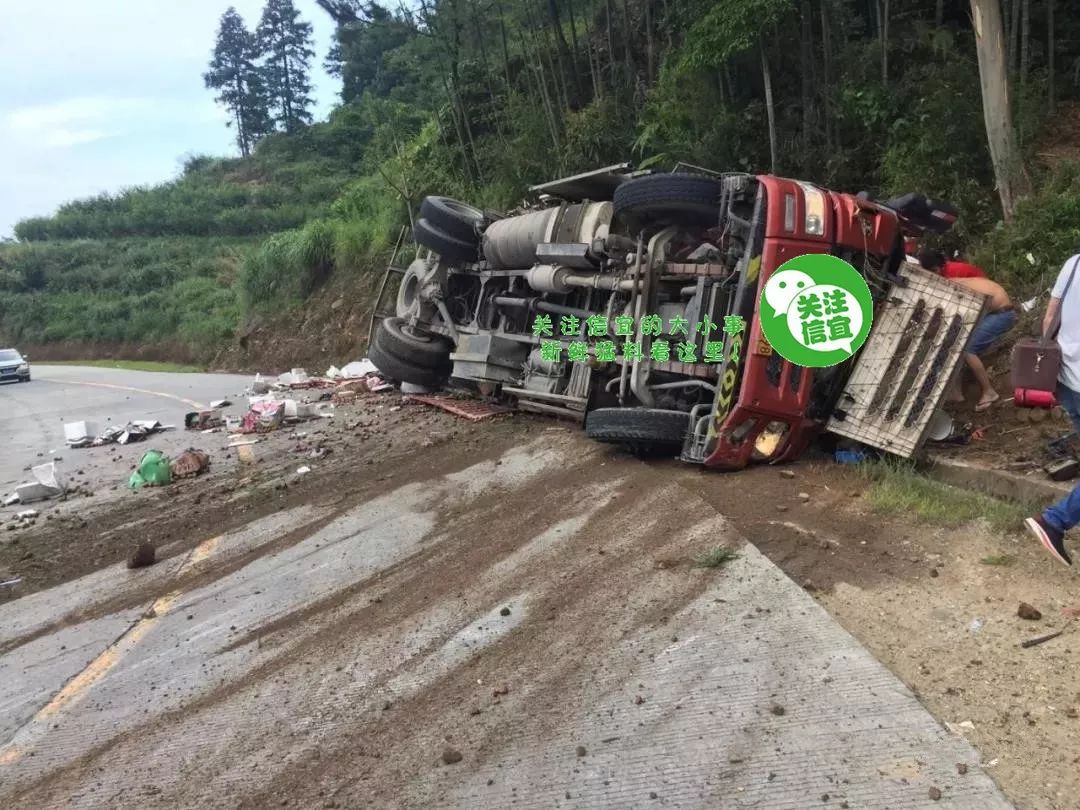 茂名一台三华李大货车翻侧,2人被救 1人!_信宜