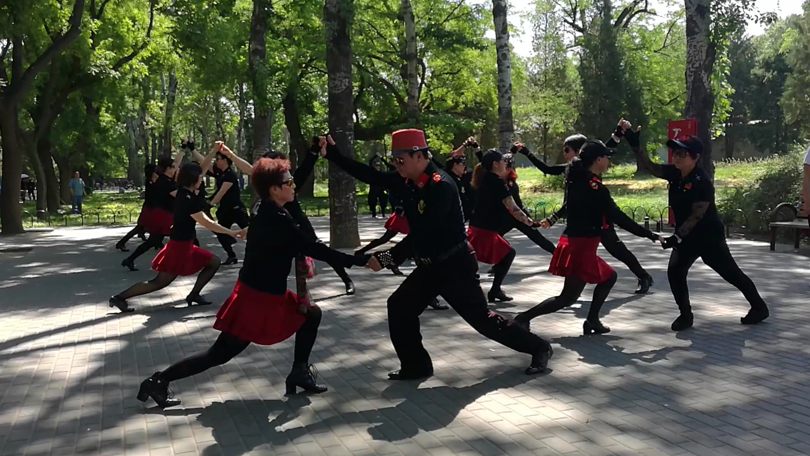 天坛穆木水兵舞团学员练习第三套,歌曲好听舞步简单