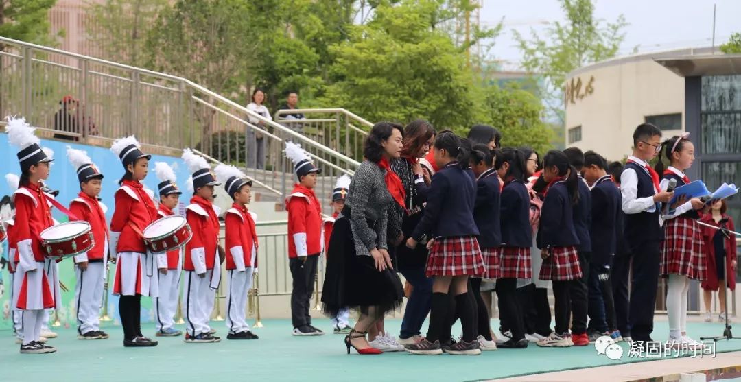 少先队入队仪式昭通市实验小学一年级六班