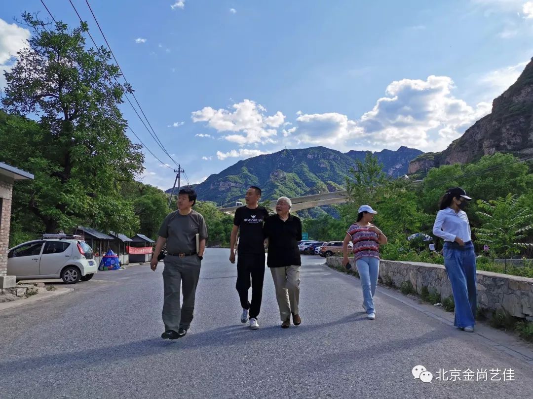 北京半山书院位于昌平北南口镇龙潭村,半山书院依山傍水群山环绕,前有