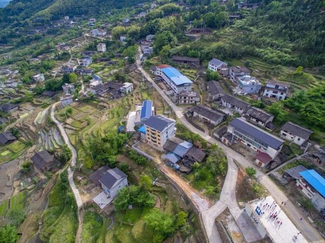 该村东部与云山村接壤,南部与梅仙镇丁地村连山连水,西部与沙县郑湖