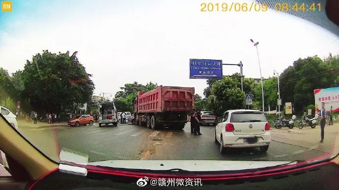 悲剧2人身亡3人受伤赣州某高校老师一家遭遇车祸