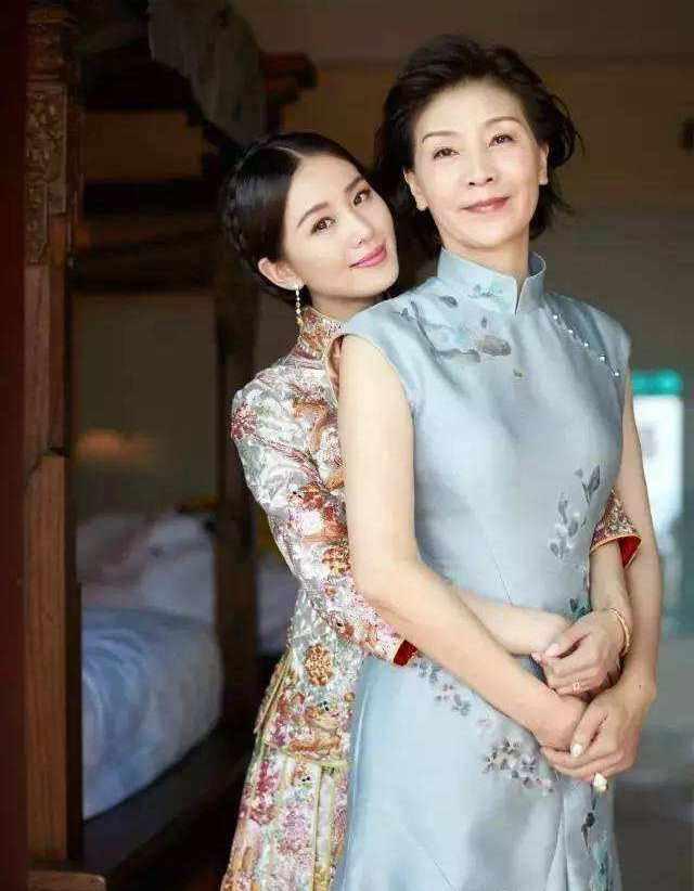 明星妈妈有多美?刘诗诗妈妈美上热搜,而她比27岁的邓紫棋还年轻 www.imeee.net 明星妈妈有多美?刘诗诗妈妈美上热搜,而她比27岁的邓紫棋还年轻 imeee.net